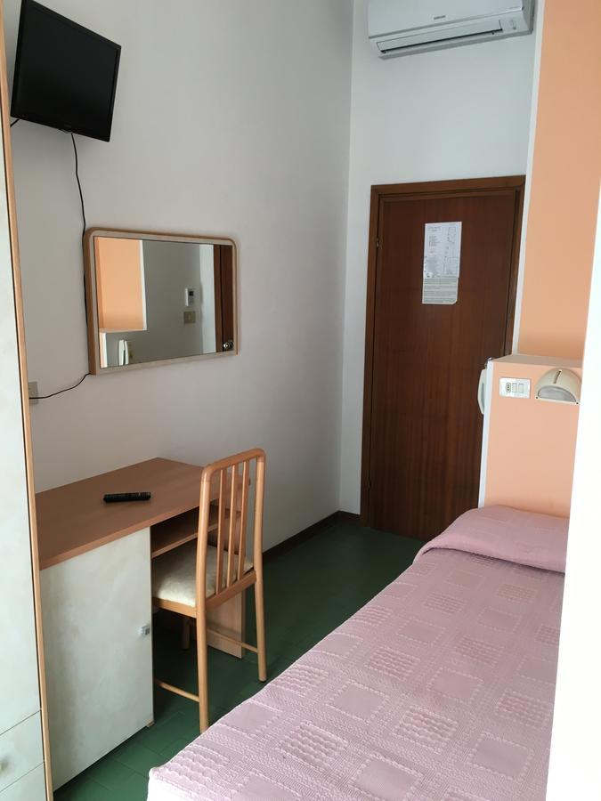 Hotel Bacco Римини Экстерьер фото